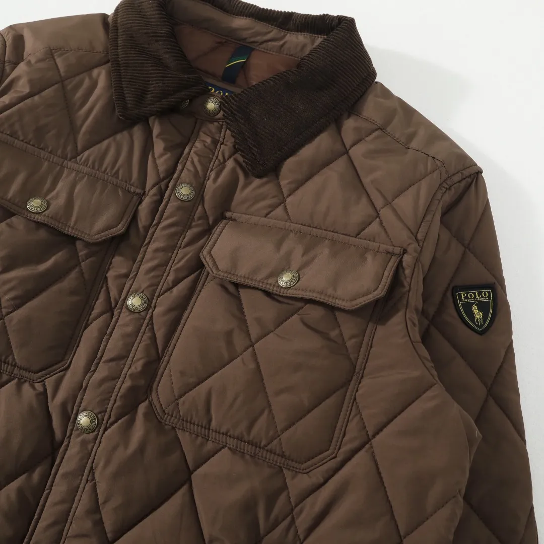 P370 #59 Ralph Lauren classic rhombus quilted cotton jacket for men and women. Inspired by retro workwear, it blends with contemporary British style. The imported machine-pressed rhombus quilting is accurately aligned, and the three-dimensional H-shaped tailoring is neat and slim. It is not bulky when layered in autumn and winter, and still maintains a light style.  Texture is reflected in the details: customized metal buckles, corduroy lapels, breathable eyelets under the arms, and slits on the hem, all replicating the brand's high-end genes. All excipients are standardized!  Five colors to choose from: black/khaki/brown/green/navy blue, easy to switch between commuting, leisure, and travel occasions. Function and appearance coexist: 37.5°C temperature control black technology, breathable and moisture-proof, anti-slip cotton patented fabric, temperature-locking, soft and waxy, durable and stylish. A retro warm-keeping item that can handle low temperatures calmly. The details are all made of craftsmanship, and the style has no limits. It has a classy look that will turn heads.  Color: Khaki Black Navy Green Brown Size: S M L